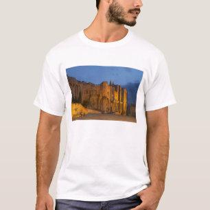 Camiseta O Palácio do Papa em Avinhão ao pôr do sol. Constr