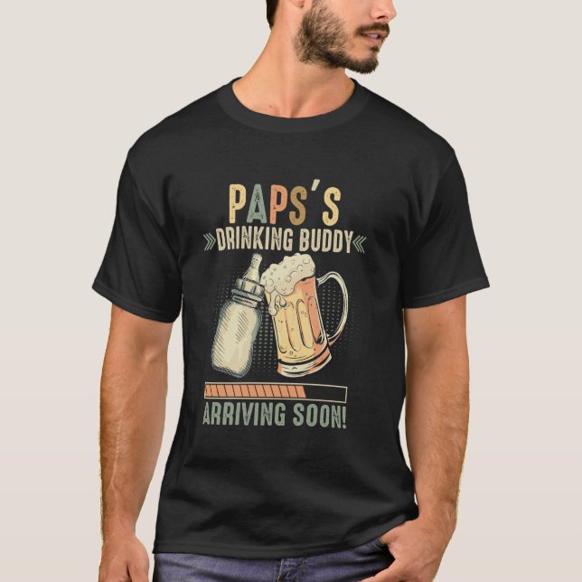Camiseta O Parceiro de Bebedeira do Paps Chegando Logo para (Frente)