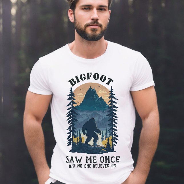 Camiseta O Pé-Grande Me Viu Uma Vez, Mas Ninguém Acreditava (Bigfoot saw me once T-shirt)
