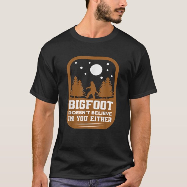 Camiseta O Pé Grande Não Acredita Em Ti Nem Em Sasquat Engr (Frente)