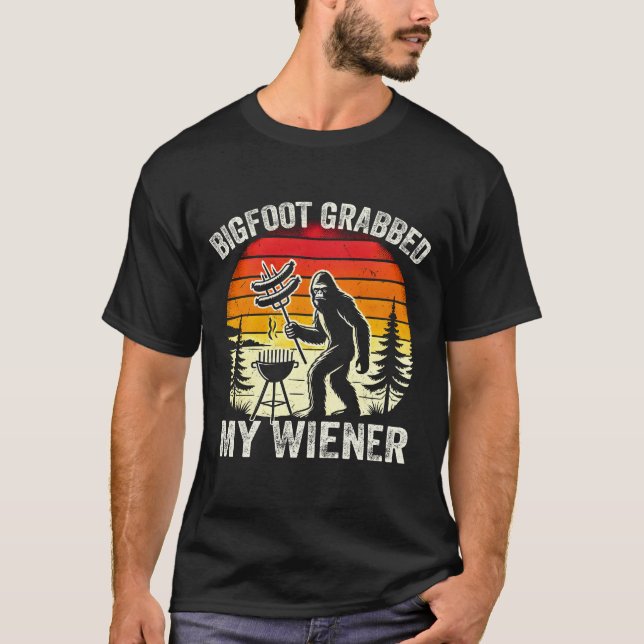 Camiseta O Pé Grande Pegou O Meu Wiener (Frente)