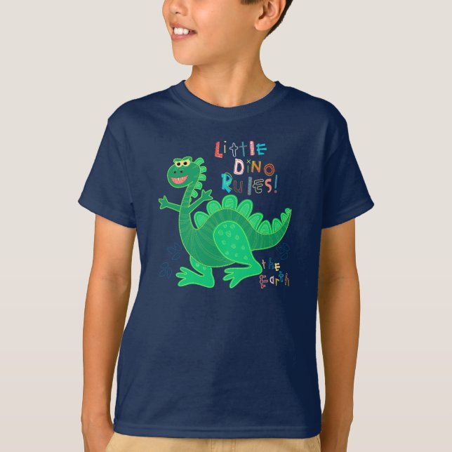 Camiseta O pequeno Dino governa a Terra. (Frente)