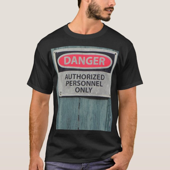 CAMISETA O PERIGO AUTORIZOU PESSOAIS SOMENTE (Frente)