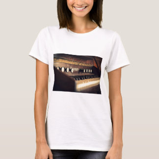 Camiseta O piano antigo velho do teclado fecha o