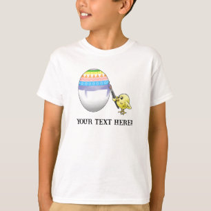 Camiseta O pintinho de Páscoa está pintando um ovo de Pásco