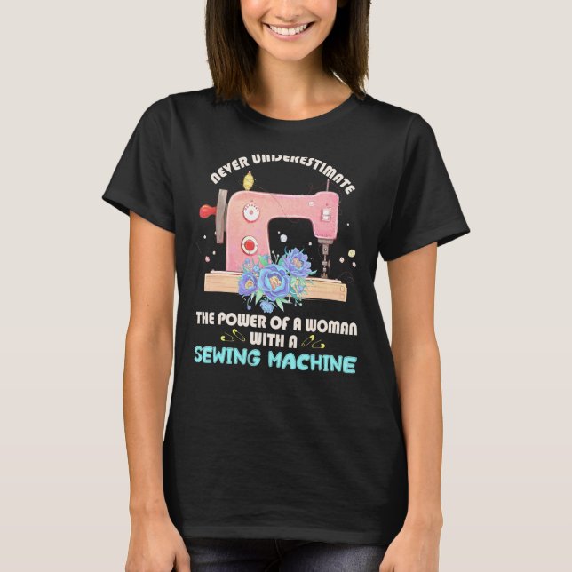Camiseta O Poder De Uma Mulher Com Uma Máquina De Costura (Frente)