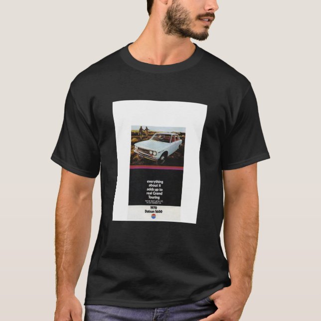 Camiseta O poderoso gráfico Datsun 1600 (Frente)