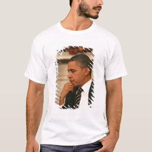 Camiseta O presidente Barack Obama reflete enquanto se reún