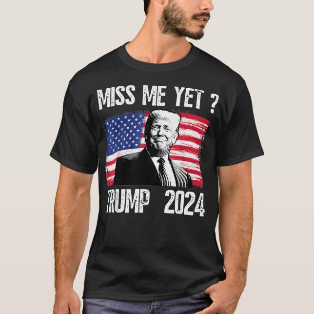Camiseta O Presidente Donald Trump Sente Mim Ainda Que Engr (Frente)
