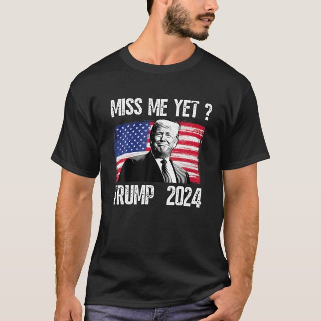 Camiseta O Presidente Donald Trump Sente Mim Ainda Que Engr (Frente)