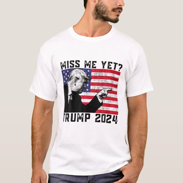 Camiseta O Presidente Donald Trump Sente Mim Ainda Que Engr (Frente)