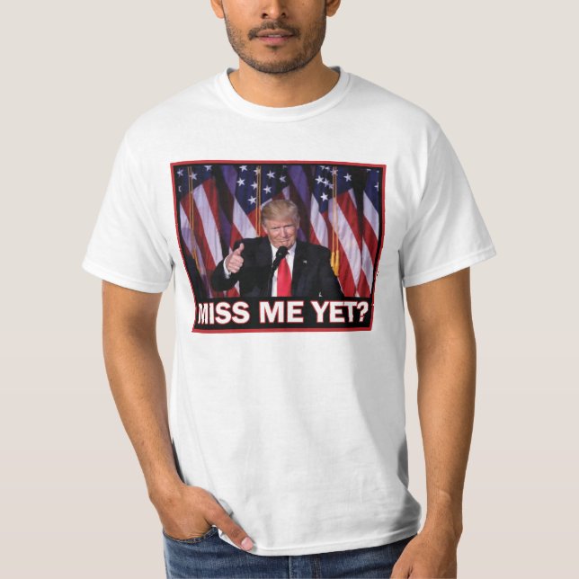 Camiseta O Presidente Trump Sentiu Minha Falta Ainda (Frente)