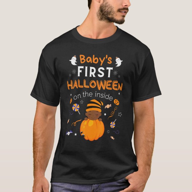Camiseta O Primeiro Halloween Do Bebê Na Dentro (Frente)