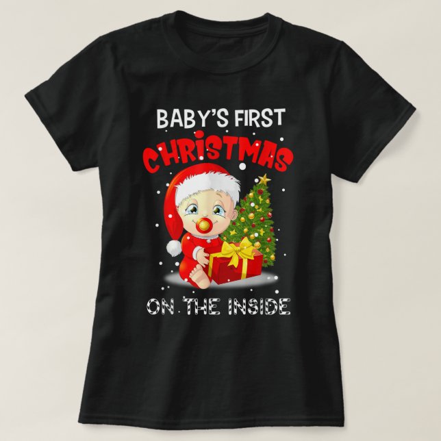 Camiseta O Primeiro Natal Do Bebê Na Dentro Engraçado Pregn (Frente do Design)