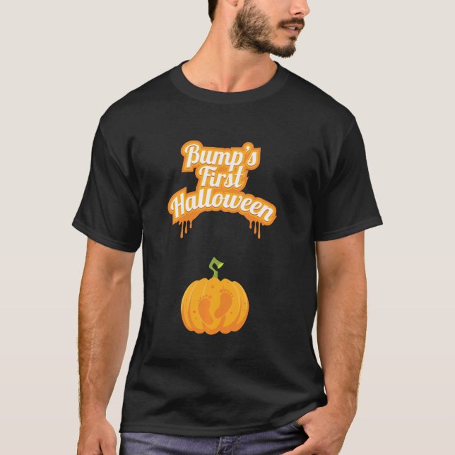 Camiseta O Primeiro Pumpkin Bebê do Bump Engana Hallowee (Frente)