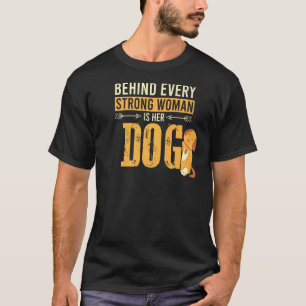 Camiseta O Proprietário De Cães Atrás De Cada Mulher Forte