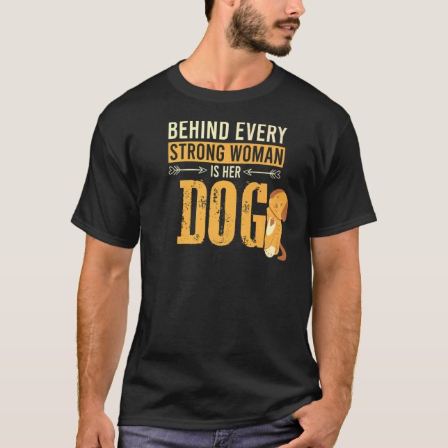 Camiseta O Proprietário De Cães Atrás De Cada Mulher Forte  (Frente)