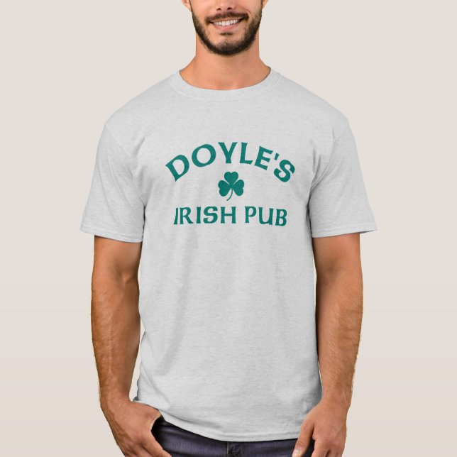 Camiseta O Pub Irlandês de Doyle  (Frente)