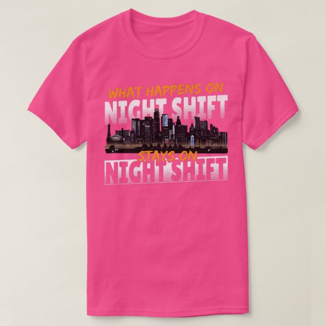 Camiseta O Que Acontece Com O Trabalho Do Turno Noturno? (Frente do Design)