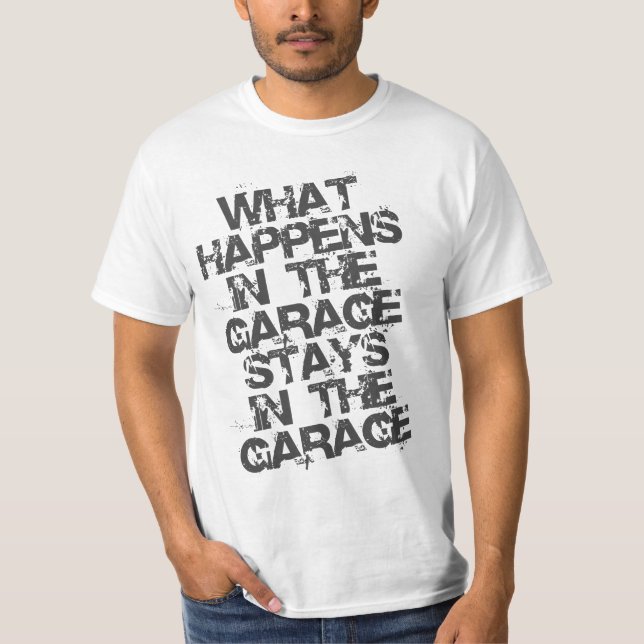 CAMISETA O QUE ACONTECE NAS ESTADAS DA GARAGEM NA GARAGEM (Frente)