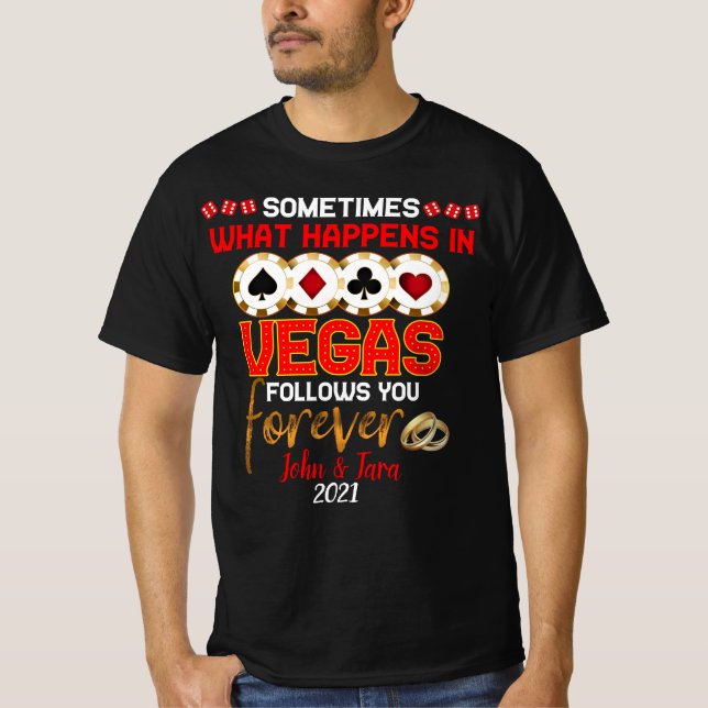 Camiseta O que acontece no aniversário de Vegas Casou com o (Frente)