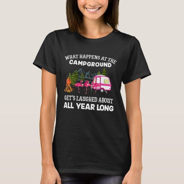 Camiseta O Que Acontece No Camping Funny Flamingo Rosa (Frente)