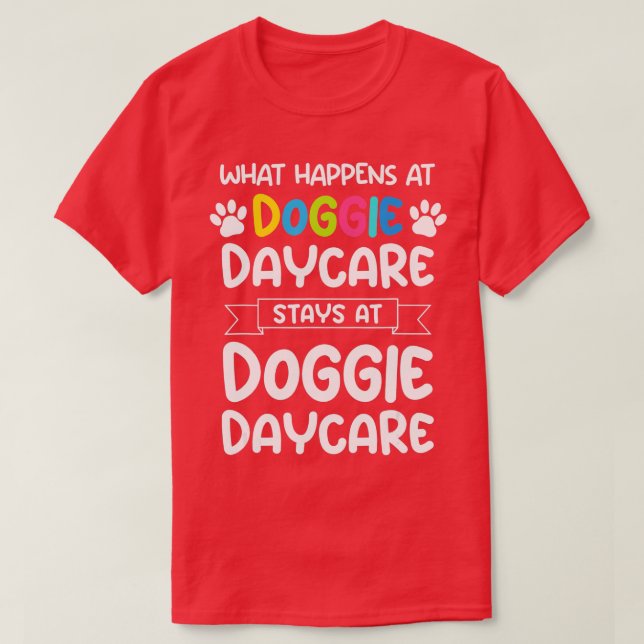 Camiseta O que acontece no doggie daycare Cote Dog Daycare  (Frente do Design)