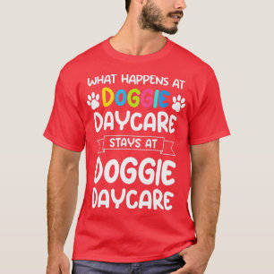 Camiseta O que acontece no doggie daycare Cote Dog Daycare 