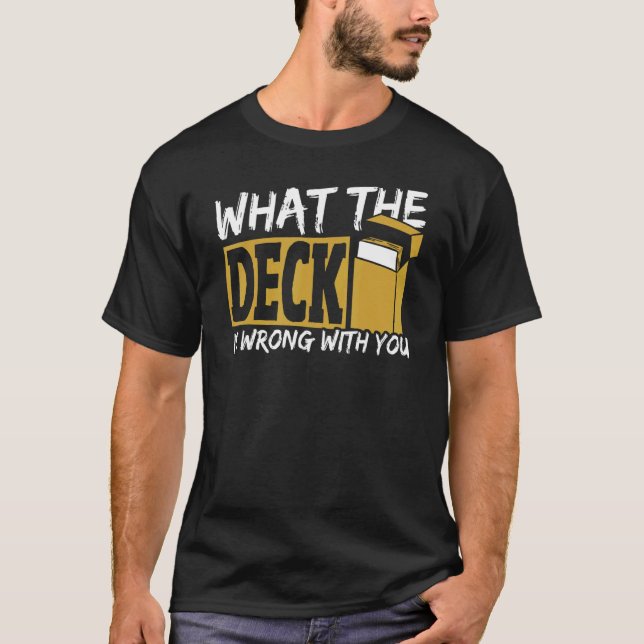 Camiseta O Que O Deck Está Errado Com Você Trocando O Jogo  (Frente)