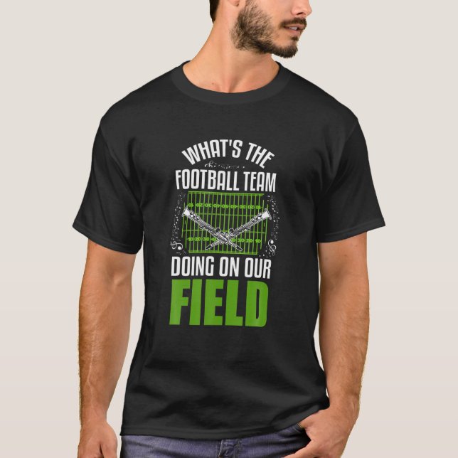 Camiseta O que o time de futebol está fazendo em nosso camp (Frente)