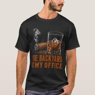 Camiseta O Quintal É Meu Escritório Whisky Fumante Divertid