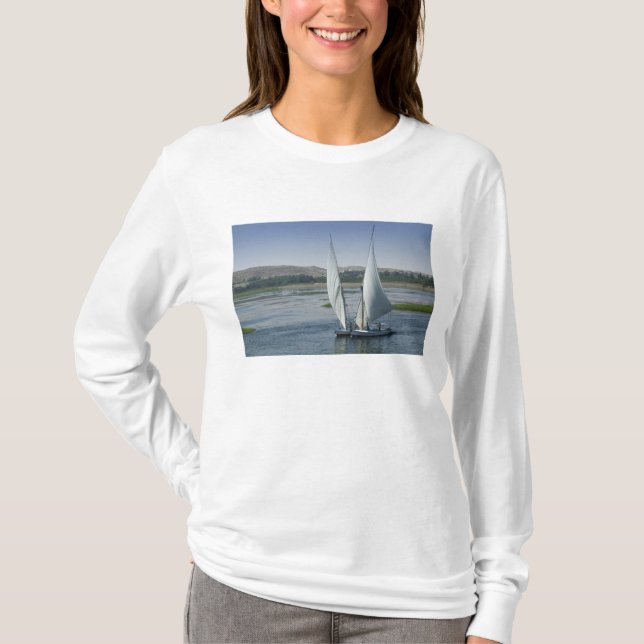 Camiseta O rio Nilo e barcos à vela usados como (Frente)