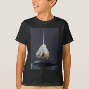 Camiseta O saco de chá está pendurado em uma xícara