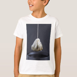 Camiseta O saco de chá está pendurado em uma xícara