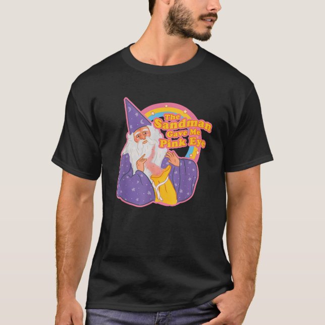 Camiseta O Sandman Me Deu Olho Rosa (Frente)