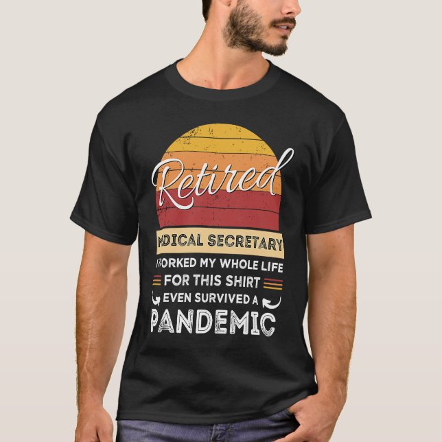 Camiseta O Secretário Médico aposentado trabalhou durante t (Frente)