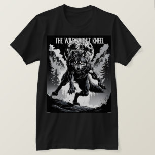 Camiseta O Selvagem não se ajoelha - Lobo feroz debaixo da 