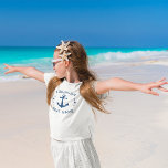 Camiseta O seu nome e âncora de navegação no barco são azui<br><div class="desc">T-Shirt na moda com seu nome pessoal e nome do barco ou outro texto desejado,  âncora de vintagem personalizada e estrelas em azul-marinho clássico em branco.</div>