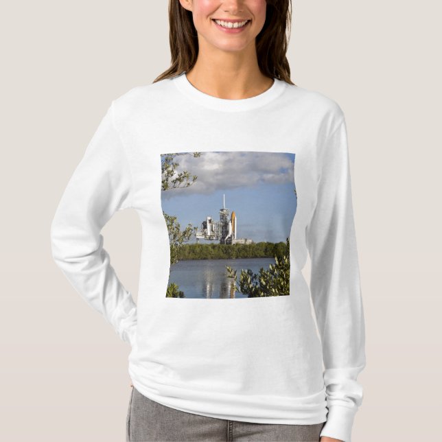 Camiseta O Shuttle Atlantis fica pronto (Frente)