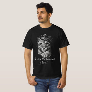 Camiseta O Silêncio É o Luxo de uma Coroa de Leão Vintage R