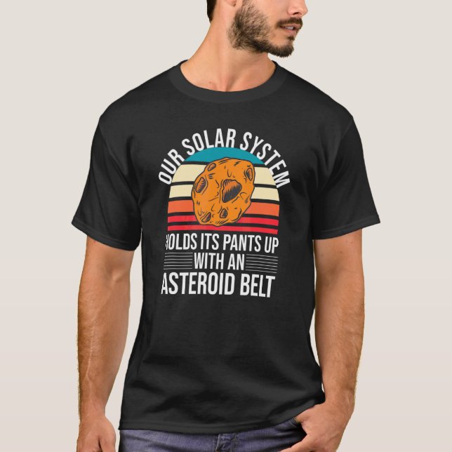 Camiseta O Sistema Solar Engraçado Prende As Calças Com Uma (Frente)