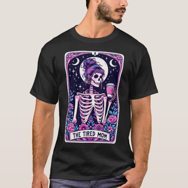 Camiseta O Skeleton do Cartão Tarot da Mãe Cansado (Frente)