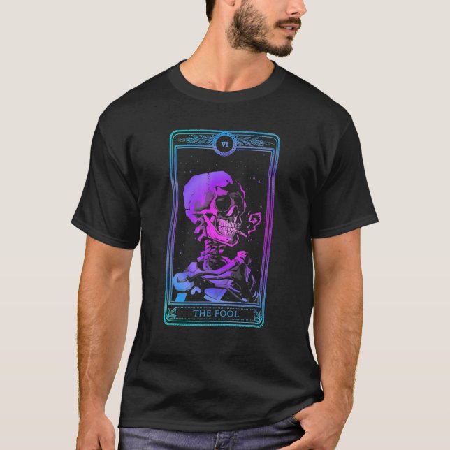 Camiseta O Skeleton Tarot Card Fool Smoking Skeleton Pagan  (Frente)