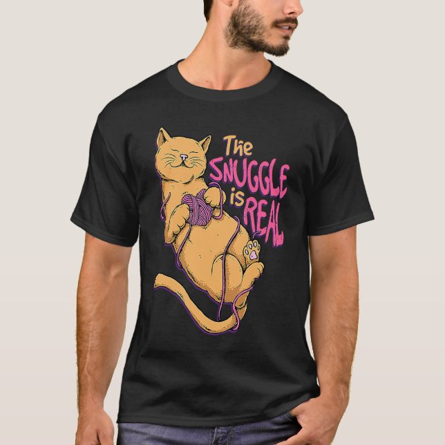 Camiseta O Snuggy É Um Cortador De Gato De Crochet. (Frente)