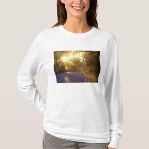 Camiseta O sol irrompe através da floresta na estrada em