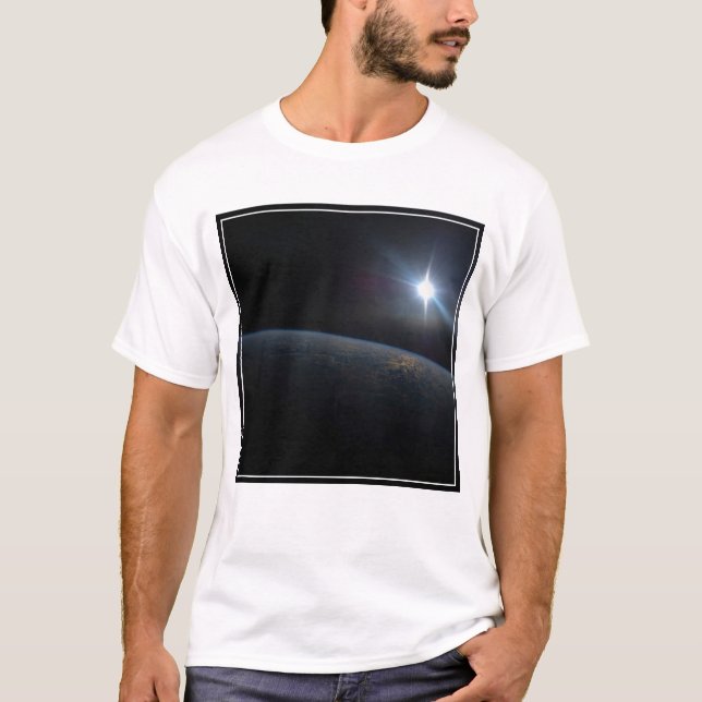 Camiseta O Sol Se Situando Sobre O Horizonte Da Terra. (Frente)