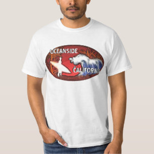 Camiseta O surfista de Califórnia do perto do oceano acena