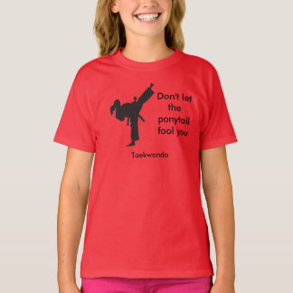 Camiseta O T da menina de Taekwondo não deixa o rabo de