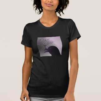 Camiseta O T das mulheres gráficas do corvo