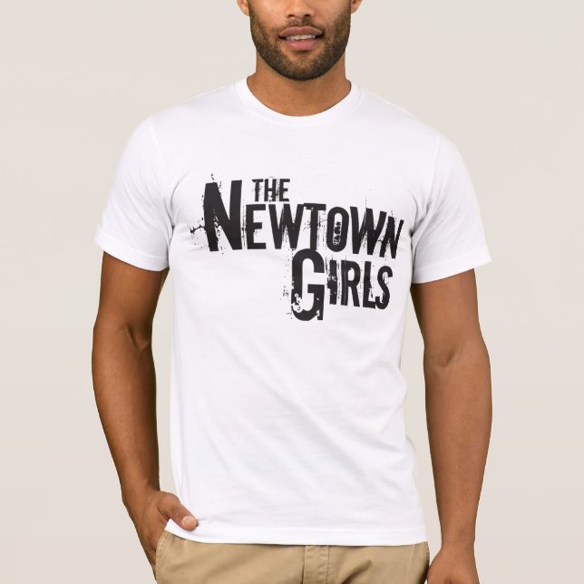 Camiseta O T do texto das meninas de Newtown - homens (Frente)